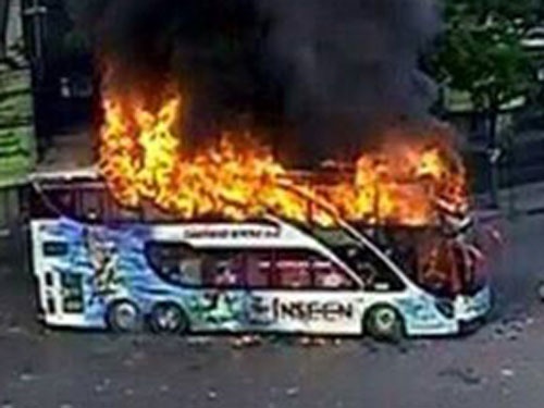 Xac chet chay den truoc noi phe 'Ao do' tap trung hinh anh