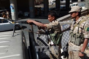 Lanh su Nhat Ban bi dam 5 nhat giua pho hinh anh