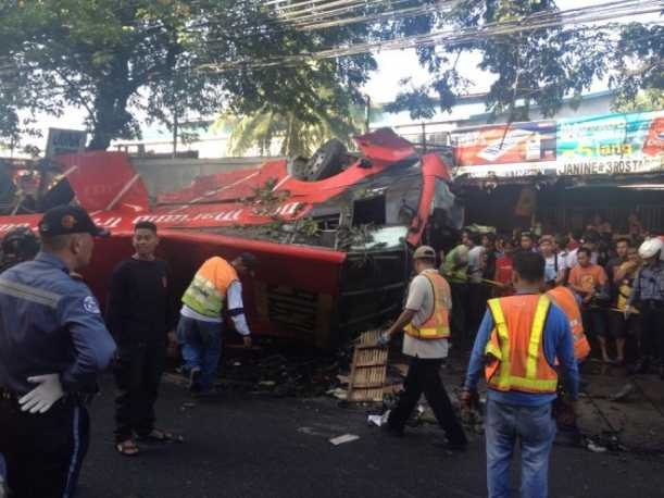 Xe bus vang khoi duong cao toc, nguoi chet nam la liet hinh anh