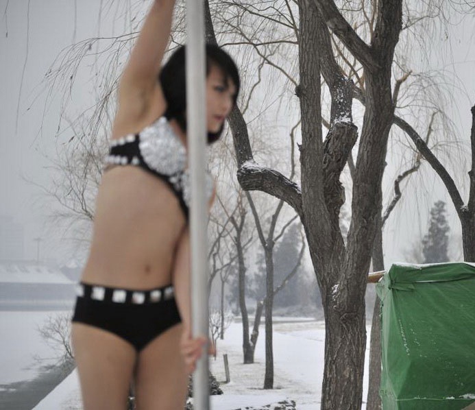 Thieu nu mua cot giua tuyet lanh hinh anh