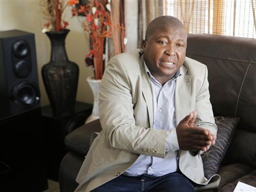 Phien dich le tuong niem ong Mandela di dieu tri tam than hinh anh