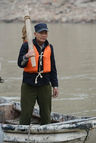 Cu ong 42 nam luom hon 400 xac chet tren song hinh anh