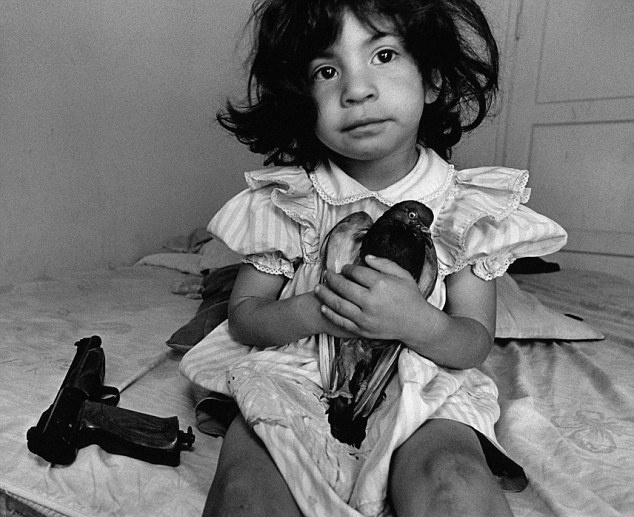 Nhung dua tre lon len trong vong tay mafia hinh anh