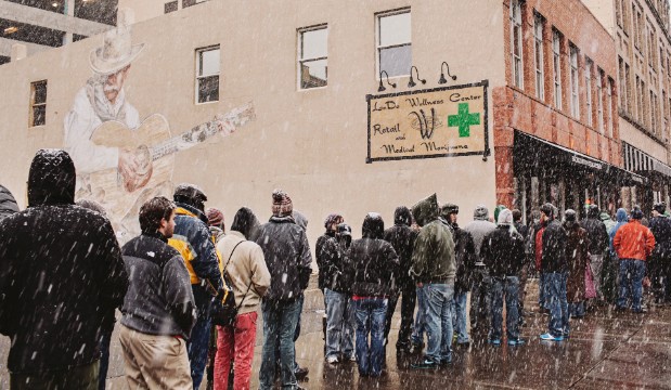 Dan My doi mua tuyet xep hang cong khai mua can sa hinh anh