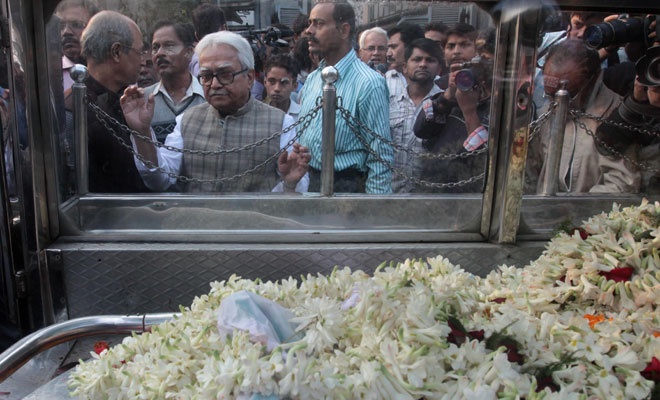 Canh sat An Do cuop xac thieu nu bi cuong hiep hinh anh