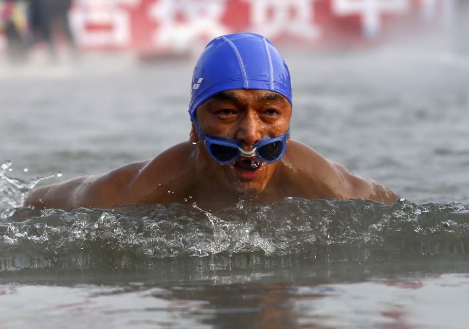 Thi boi trong nuoc lanh -27 do C hinh anh