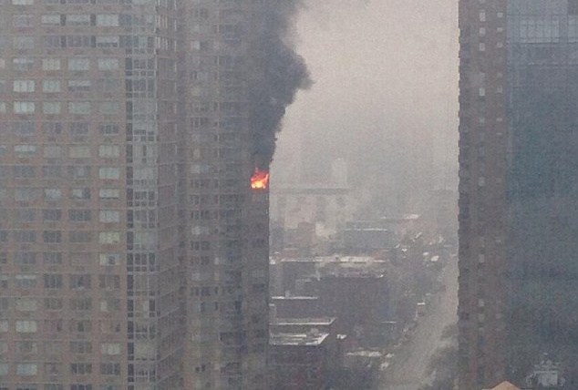 Dam chay trong cao oc choc troi giua New York hinh anh