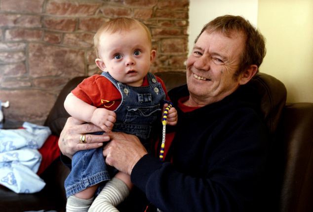 Cha cua 22 dua tre duoc ra khoi tu vi con qua nho hinh anh