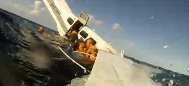 Clip nan nhan tai nan may bay vat lon gianh su song o bien hinh anh