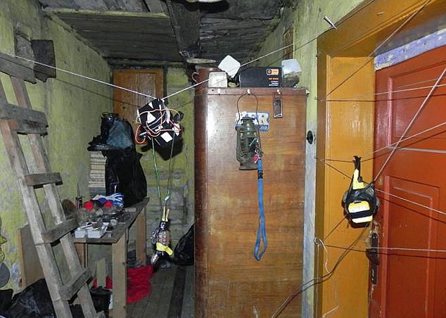 Treo luu dan khap nha de duoi trom hinh anh