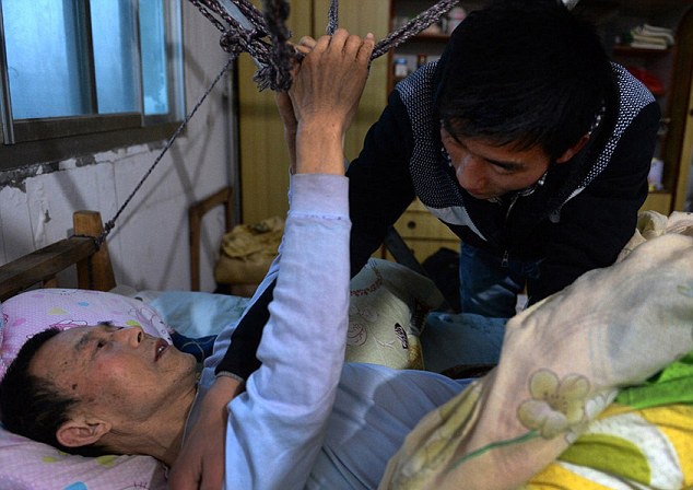 Nam sinh dua cha tan tat den phong tro de tien cham soc hinh anh