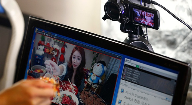 Co gai kiem gan 200 trieu dong/thang bang nghe an truc tuyen hinh anh