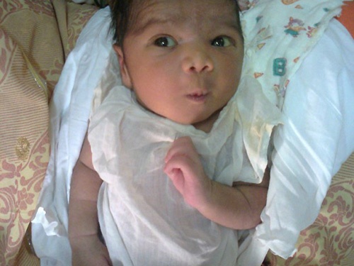 Nga ngua khi trom phai tre so sinh o An Do hinh anh