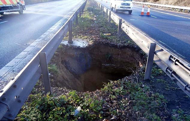 Ho tu than sau gan 5 m xuat hien tren duong cao toc hinh anh