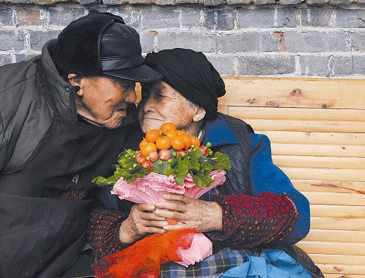 Valentine dac biet cua cap vo chong hon 100 tuoi hinh anh