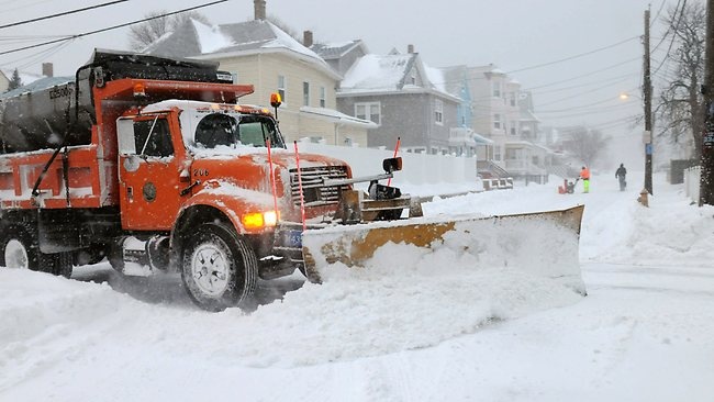 Be trai chao doi sau khi me chet trong bao tuyet hinh anh