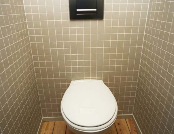 No toilet, thieu nu bong nang hinh anh