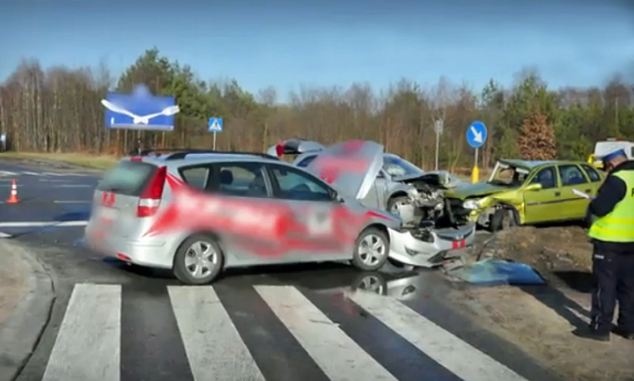 Be trai 8 tuoi lai xe gay tai nan lien hoan hinh anh