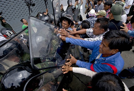 Canh sat Thai Lan thiet mang do bi ban trung dau hinh anh