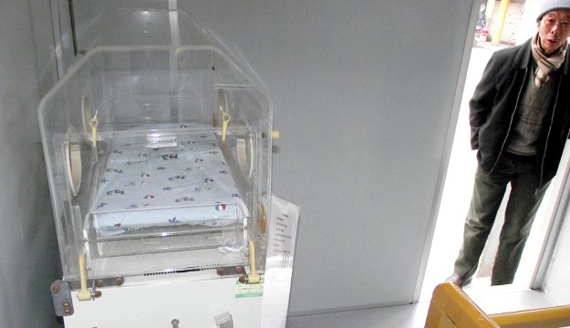 Lo danh cho nguoi bo con tang dan o Trung Quoc hinh anh