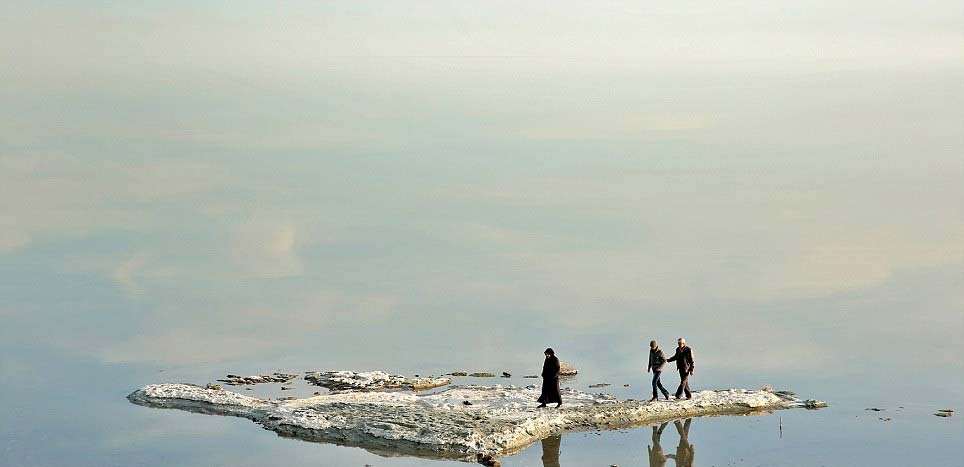 Di bo tren long ho nuoc man lon nhat the gioi hinh anh