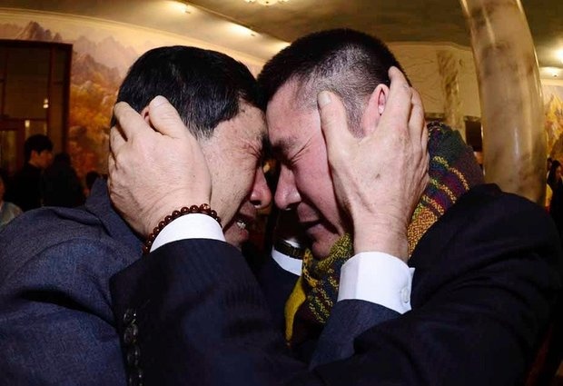 Nuoc mat ngay hoi ngo cua gia dinh Trieu Tien ly tan 60 nam hinh anh