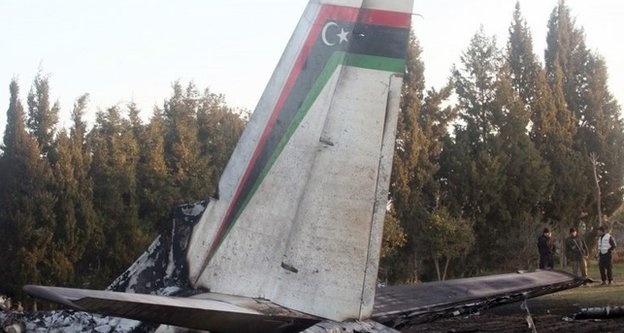 May bay quan su gap nan, toan bo phi hanh doan thiet mang hinh anh