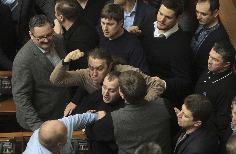 Nghi si Ukraina dam nhau khi thao luan ve cham dut bao luc hinh anh