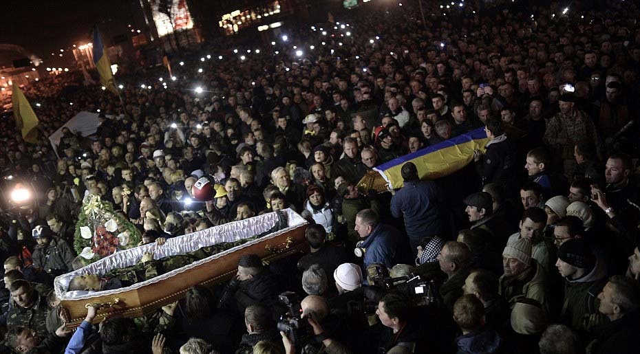 Hang nghin nguoi ruoc linh cuu nan nhan o Kiev trong dem hinh anh