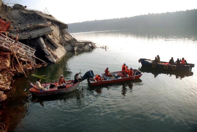 Sap cau o An Do, 48 nguoi thiet mang hinh anh