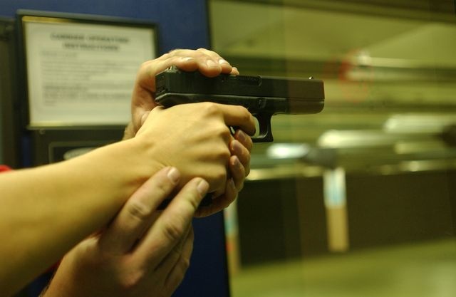 Chet vi tu na dan vao dau de chung minh sung an toan hinh anh