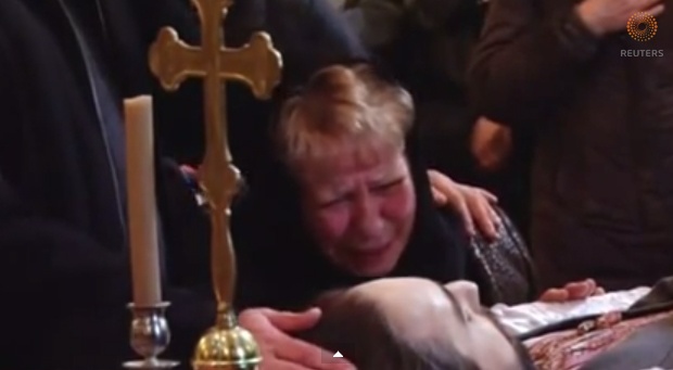 Nguoi Ukraina vinh biet nguoi bieu tinh trong nha tho o thanh pho Lviv hinh anh