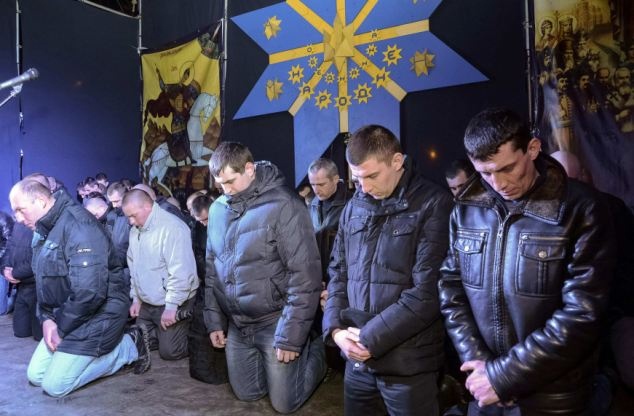 Canh sat chong bao dong quy goi xin loi nguoi dan hinh anh