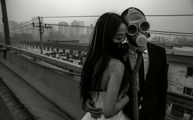 Deo mat na chong doc de chup anh cuoi hinh anh