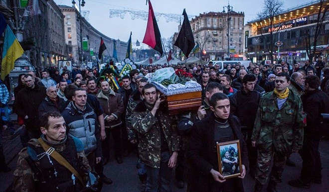 Hang nghin nguoi ruoc linh cuu nan nhan o Kiev trong dem hinh anh