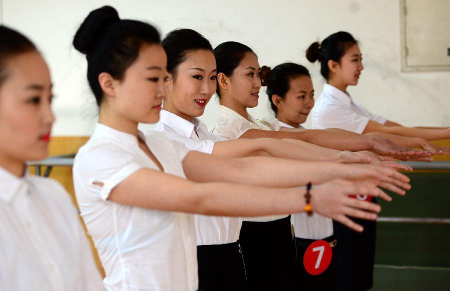 Canh tuyen tiep vien hang khong o Trung Quoc hinh anh