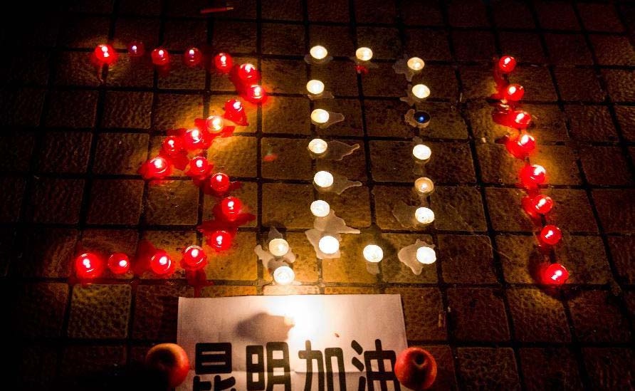 Trung Quoc tuong niem nan nhan vu tham sat tai nha ga hinh anh