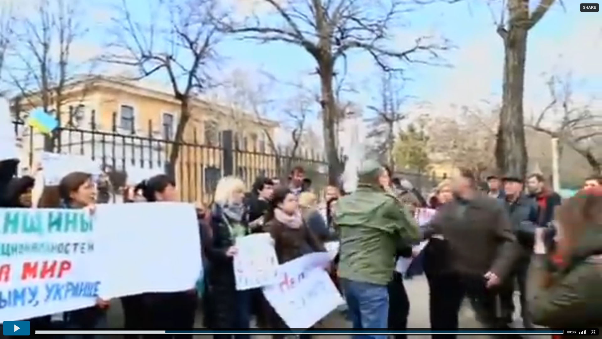 Nguoi bieu tinh danh nhau ben ngoai can cu quan su o Crimea hinh anh