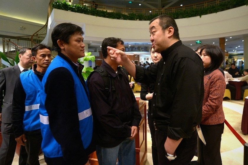 Than nhan hanh khach nem chai vao nhan vien MAS hinh anh