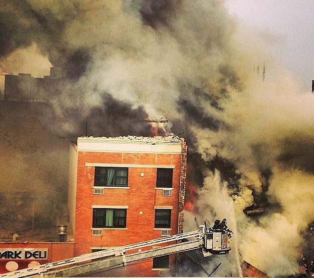 Khoanh khac hai toa nha o New York no tung hinh anh