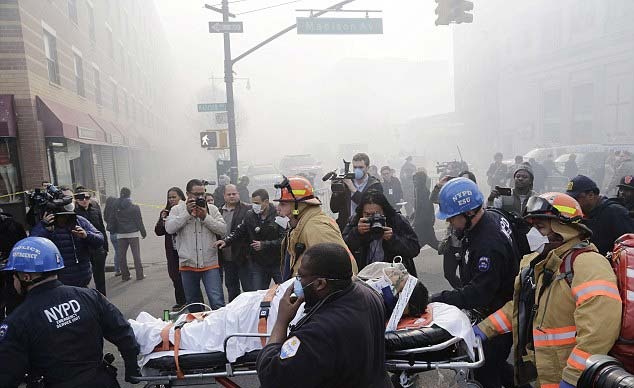 Linh cuu hoa dua nan nhan ra khoi hien truong hinh anh