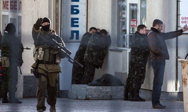 Khong khi cang thang tai can cu quan su o Crimea hinh anh