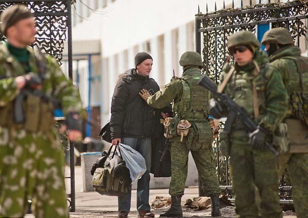 Luc luong tu ve Crimea chiem tru so hai quan Ukraina hinh anh