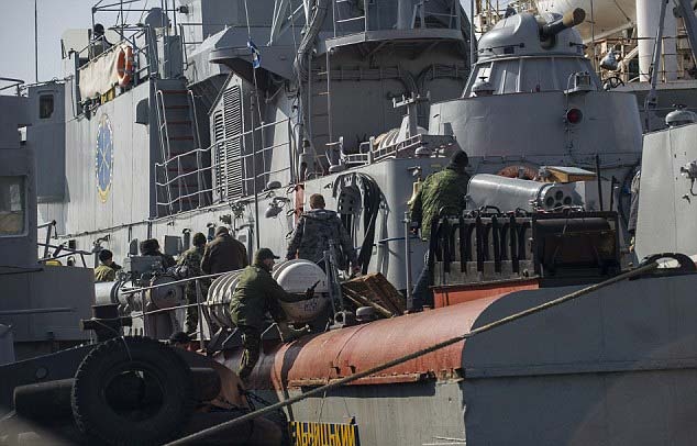 Cac tay sung chiem 3 tau cua Ukraina tai Crimea hinh anh