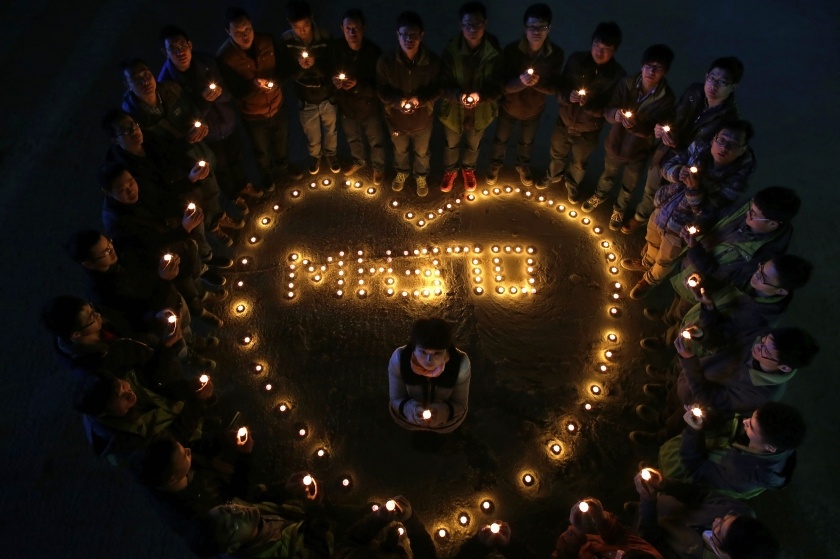 Ban gai gui thu tinh cho hanh khach tren may bay mat tich hinh anh