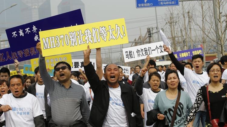 Than nhan hanh khach MH370 bieu tinh o su quan Malaysia hinh anh