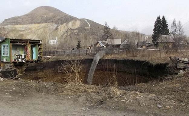 Nha sap xuong mo vang hinh anh