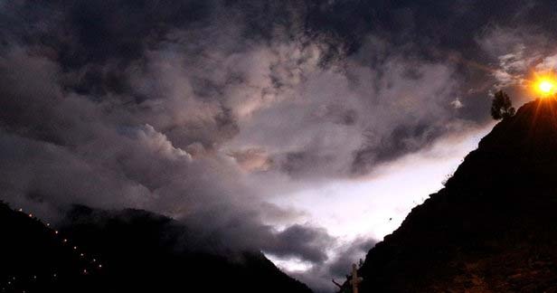 Nui lua Ecuador thuc giac, tao cot khoi cao 10 km hinh anh