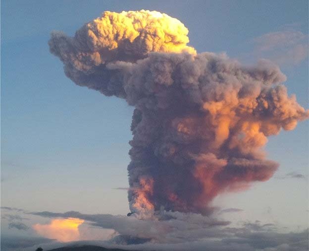 Nui lua Ecuador phun cot khoi cao 10 km hinh anh