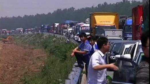 56 xe dam lien hoan tai tinh Ha Nam, Trung Quoc 9 nguoi thiet mang hinh anh